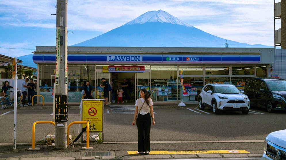 «Davvero una vergogna». Le autorità erigono barriere per bloccare la vista del Monte Fuji, ma i turisti le distruggono