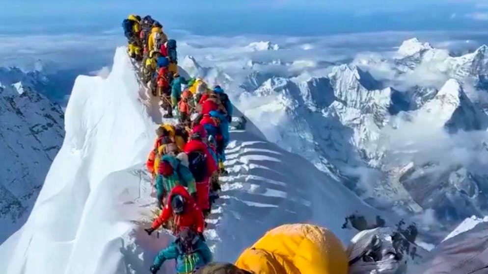 Immagini incredibili. Un altro pericoloso ingorgo nella zona della morte sul Monte Everest