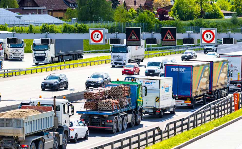 Der Verkehr auf der A1 ist nach einem Fahrzeugbrand zum Erliegen gekommen.