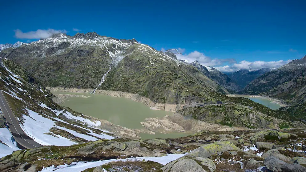 Der Grimselsee (links) soll mehr Wasser fassen können. Im Kanton Bern ist eine entsprechende Konzessionsänderung eingereicht worden. (Archivbild)