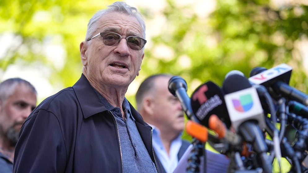 «Un clown». De Niro attaque Trump devant le tribunal de New York