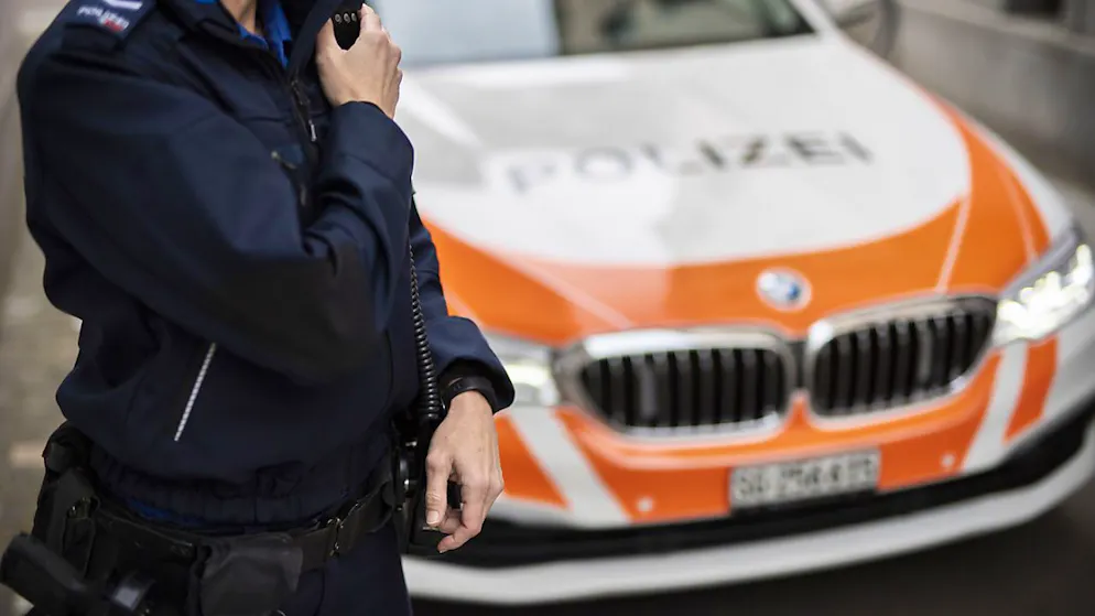 Die Kantonspolizei St. Gallen verhinderte einen Betrugsversuch, bei der eine Rentnerin knapp 40'000 Franken und mehrere Goldvereneli an angebliche Polizisten übergeben sollte. (Symbolbild)