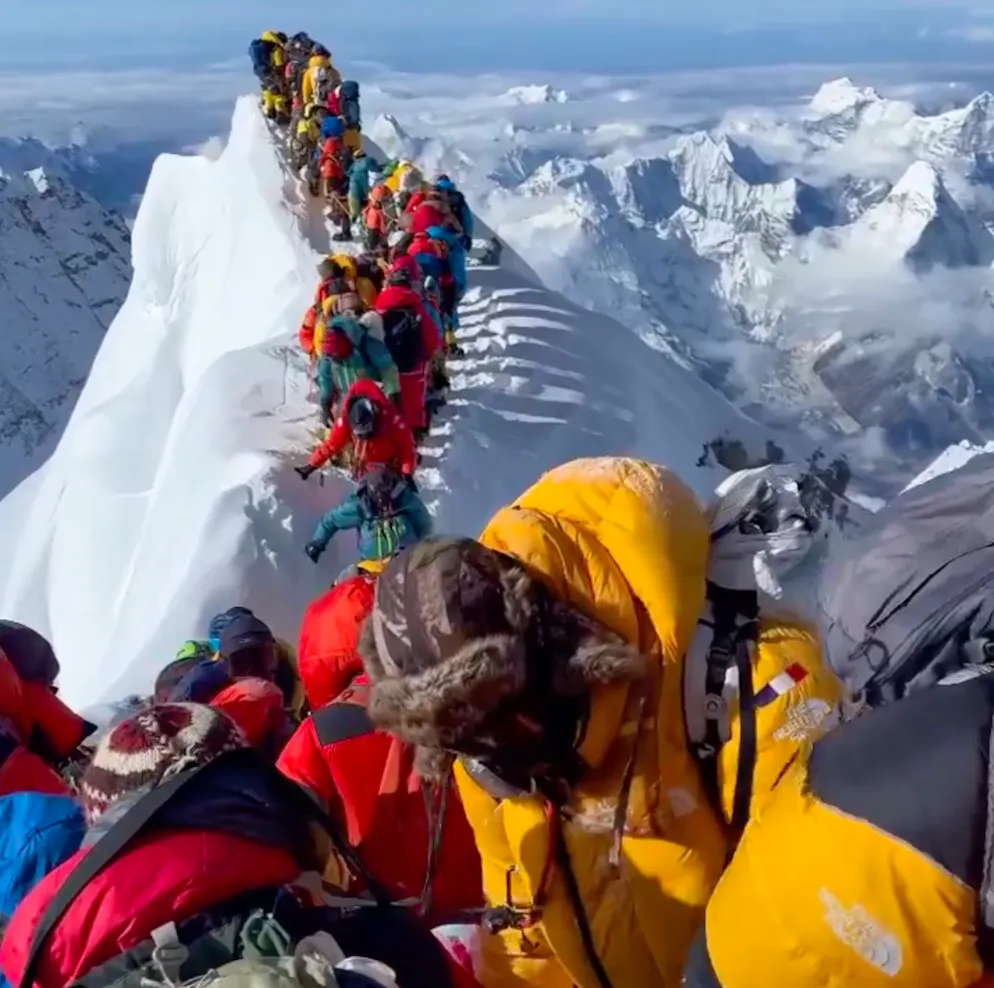 Bergsteiger und Bergführer sind auf dem Mount Everest unterwegs. 