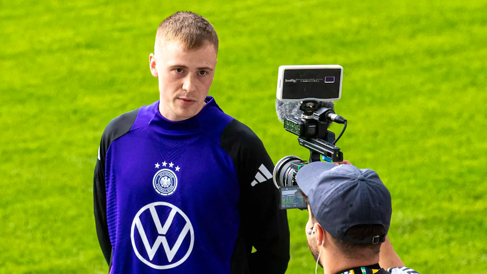 Youtuber Marvin Wildhage kommt den DFB-Stars ganz nahe.