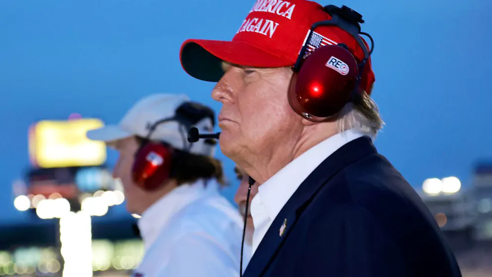 Donald Trump, ehemaliger Präsident der USA,  beobachtet von der Pressebox aus das NASCAR Coca-Cola 600 Autorennen. Foto: Chris Seward/AP/dpa