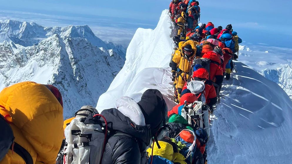 «C'est aberrant». La folie du mont Everest, entre tourisme de luxe et appât du gain