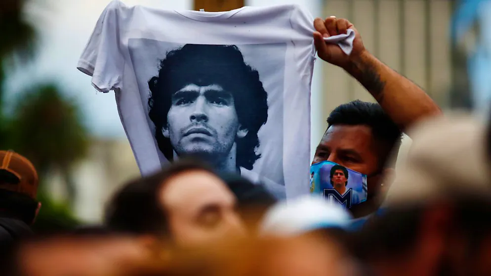 Jugés pour négligence. Mort de Maradona: le procès de son équipe médicale encore reporté