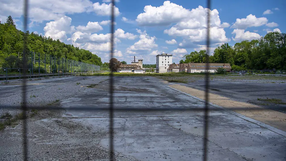 Auf dem  Gugelmann-Areal in Roggwil BE möchte der deutsche Discounter Lidl ein Verteilzentrum bauen. Dagegen wehren sich die Aargauer Nachbargemeinden. (Archivfoto)