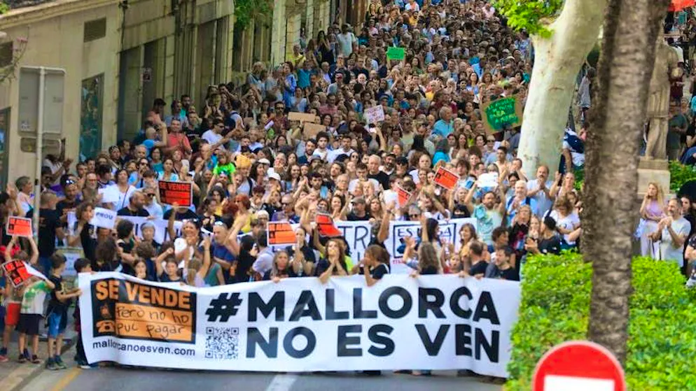 Des milliers de personnes ont protesté à Majorque contre le tourisme de masse. Sous le slogan "Disons basta !", les gens se sont rassemblés samedi soir dans le centre de Palma, la capitale de l'île.