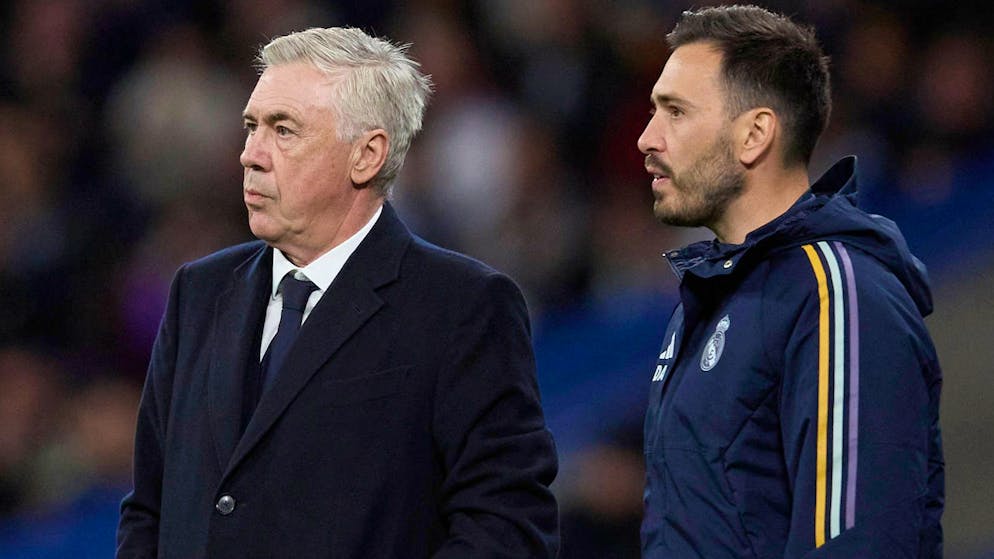 Carlo Ancelotti (sinistra) in compagnia del suo fidato assistente, il figlio Davide.