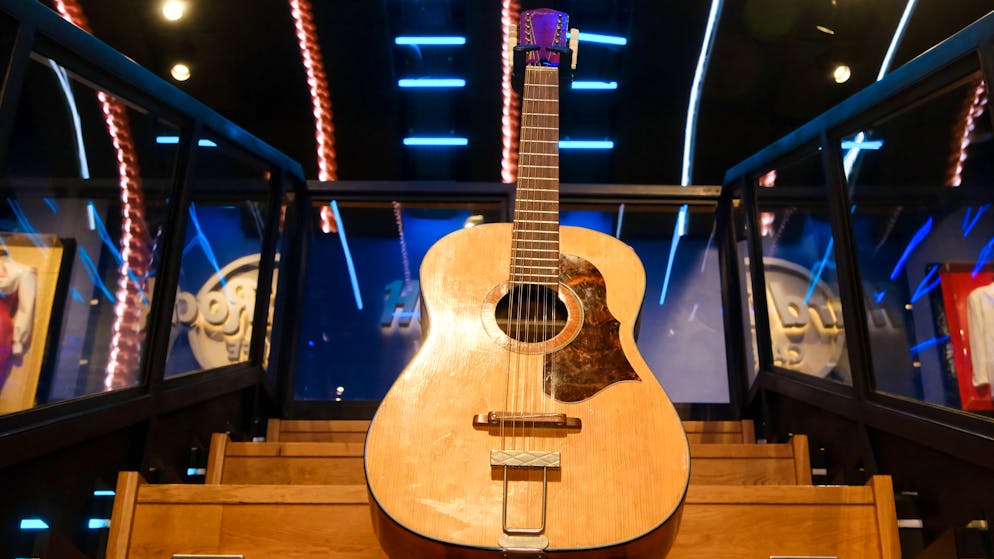Sie lag 50 Jahre auf Estrich. Verschollen geglaubte Lennon-Gitarre bringt Millionen