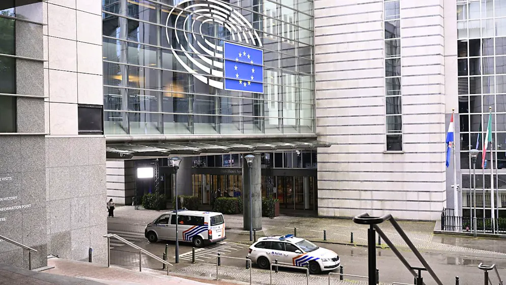 dpatopbilder - Polizeiautos vor dem Europäischen Parlament in Brüssel. Foto: Laurie Dieffembacq/Belga/dpa