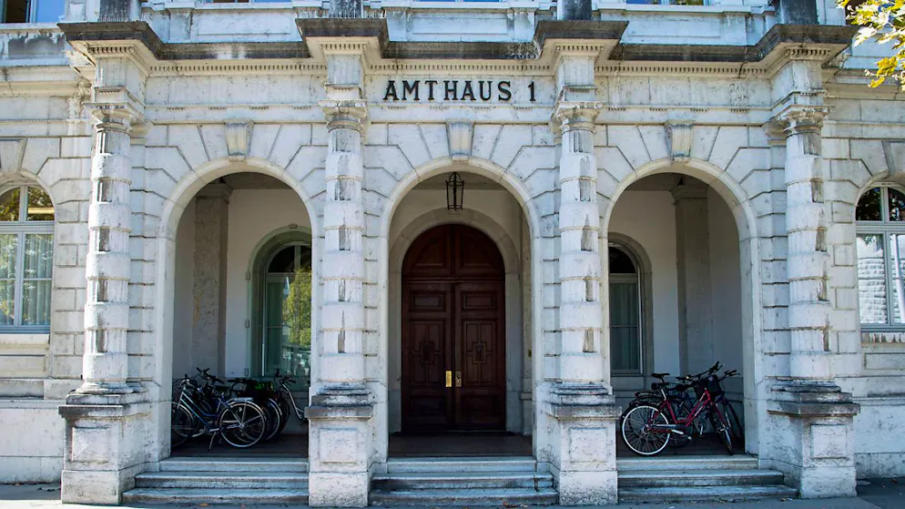 Das Amthaus 1 in Solothurn ist der Sitz des Solothurner Obergerichts. Die Regierung prüft eine Lockerung der Wohnsitzpflicht für Ersatzrichter. (Archivbild)