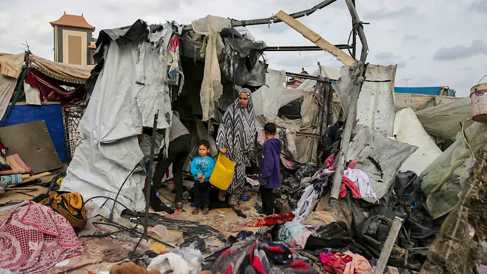dpatopbilder - Vertriebene Palästinenser inspizieren ihre durch israelischen Beschuss zerstörten Zelte neben einer UNRWA-Einrichtung. Foto: Jehad Alshrafi/AP/dpa
