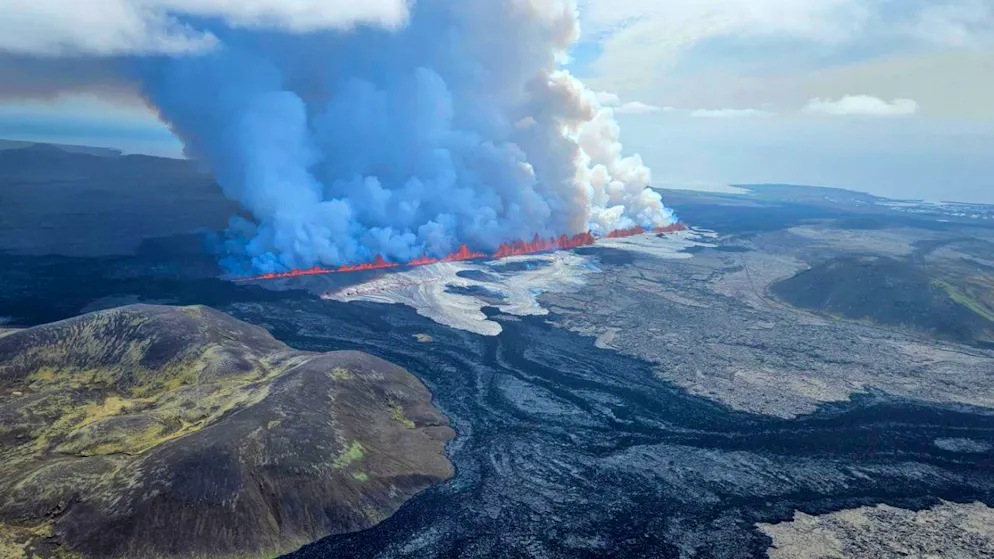 dpatopbilder - HANDOUT - Lava und Rauch treten aus einem Vulkan nahe des K ̧stenorts GrindavÌk aus. Es ist der f ̧nfte Vulkanausbruch seit Dezember. Bereits einige Stunden zuvor hatten Behˆrden eine Evakuierung des Ortes und eines Thermalfreibads angeordnet. Foto: Birn Oddsson/Iceland Civil Defense/AP/dpa - ACHTUNG: Nur zur redaktionellen Verwendung bis zum 11.06.2024 im Zusammenhang mit der aktuellen Berichterstattung und nur mit vollst‰ndiger Nennung des vorstehenden Credits