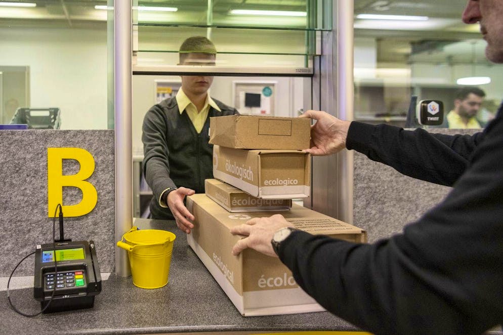 I fatti più importanti per la Svizzera e il Ticino nel 2024. Il 29 maggio la Posta svizzera annuncia ufficialmente che ridurrà la sua rete di filiali a poco più di 600 uffici postali gestiti dall'azienda e a 2'000 punti di assistenza. Questo significa che verranno chiusi circa 170 uffici postali aziendali. La misura fa parte della strategia che sarà attuata nei prossimi quattro anni.