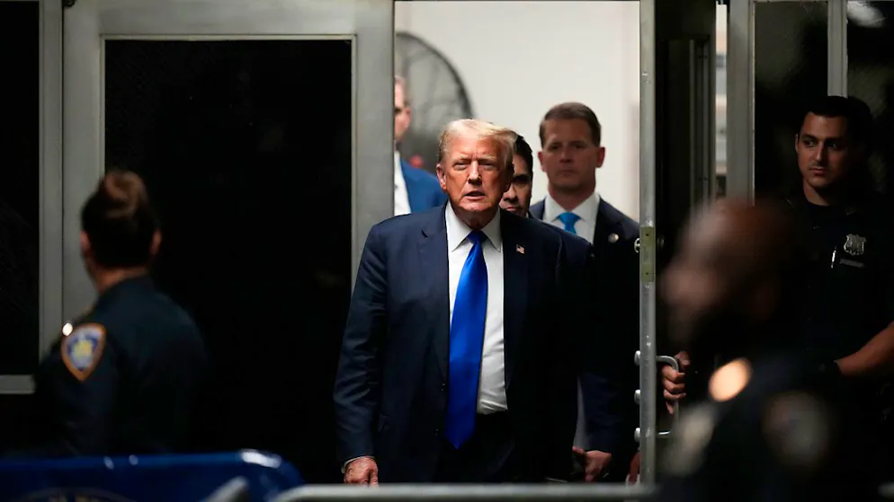 Der ehemalige US-Präsident Donald Trump (M) kehrt zurück in den Gerichtssaal des Strafgerichts in Manhattan. Foto: Seth Wenig/POOL AP/AP/dpa