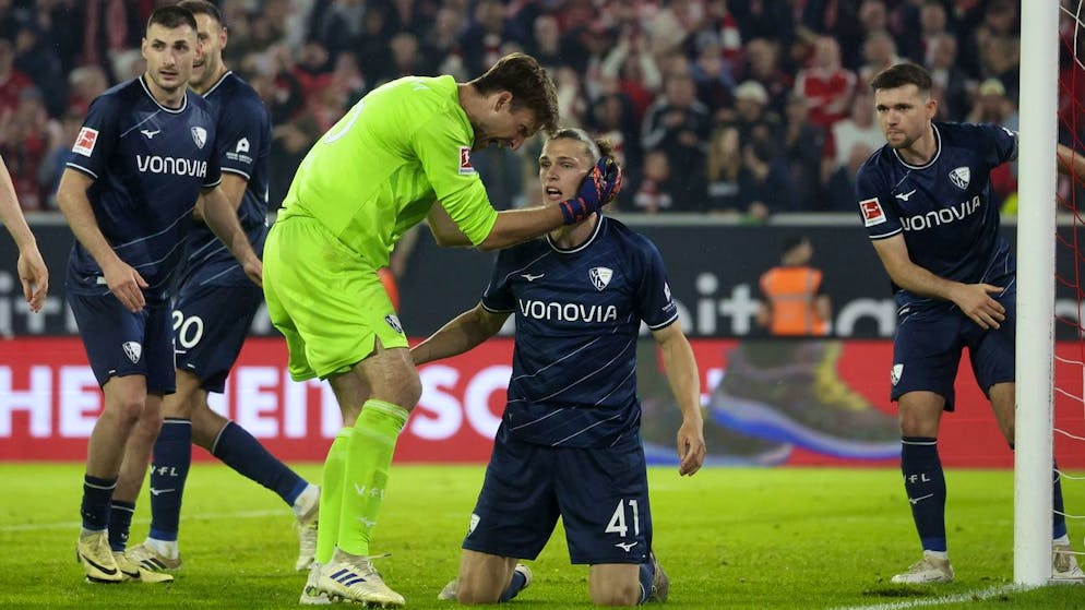 Der Zürcher Noah Loosli rettet Bochum mit einem Block auf der Linie in der 119. Minute den Verbleib in der Bundesliga.
