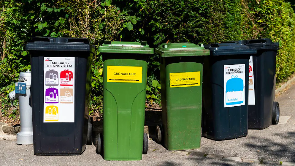 Der Berner Stadtrat verwirft das Farbsack-Trennsystem noch nicht. Er hat den Gemeinderat am Donnerstag zudem beauftragt, eine Teil-Containerpflicht vertieft zu prüfen. (Archivbild)
