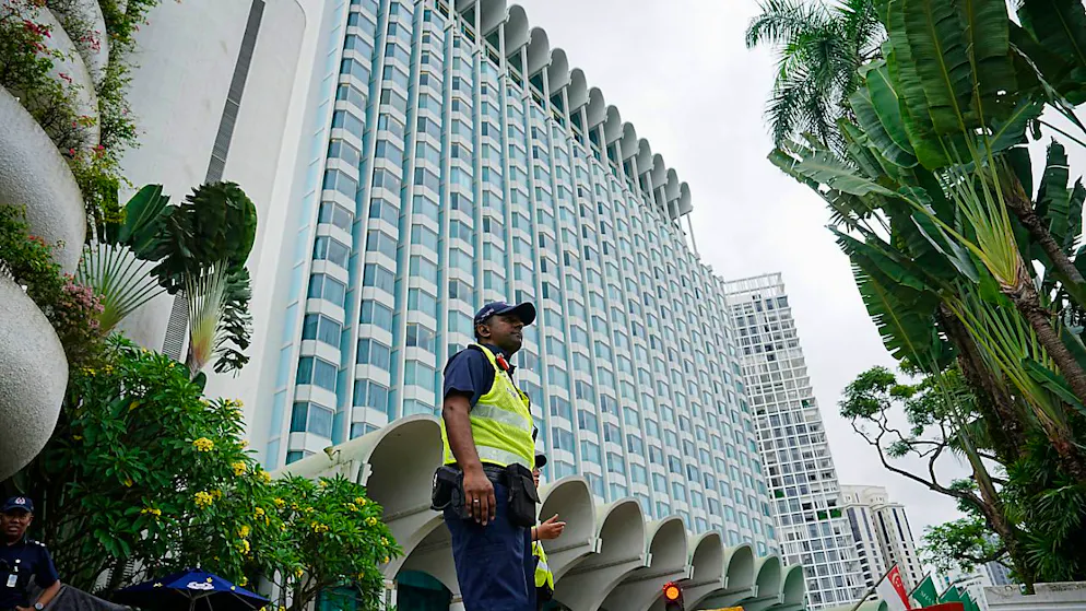 dpatopbilder - Ein Polizist bewacht den Eingang des Shangri-La-Hotels in Singapur. Foto: Vincent Thian/AP
