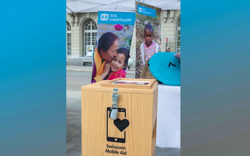 Les personnes qui apporteront leur ancien smartphone lors de la Journée de la famille pourront le déposer dans la boîte Mobile Aid de Swisscom.