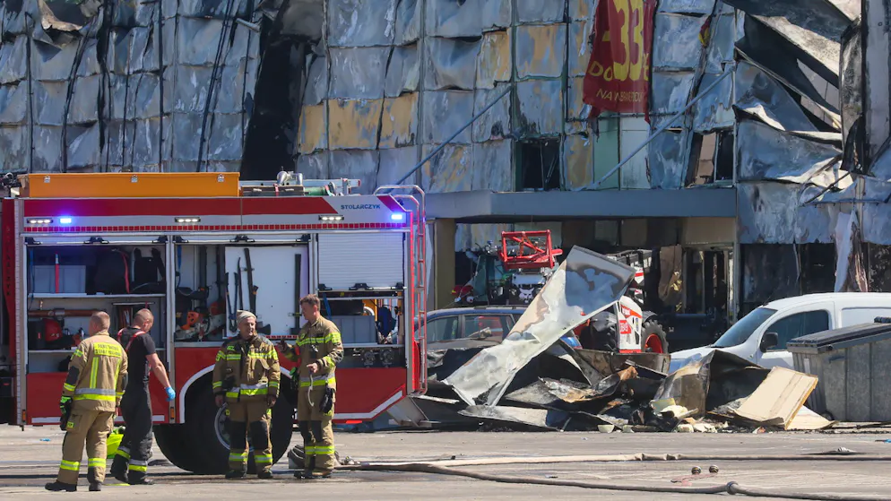 Aufräumarbeiten nach dem Grossbrand im Einkaufszentrum Marywilska 44 in Warschau.