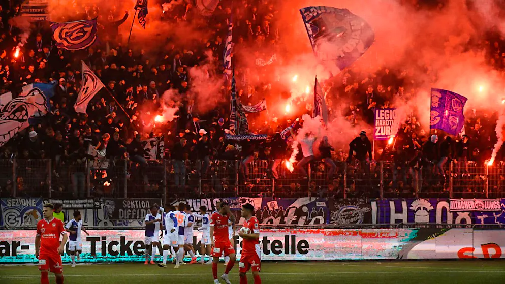 Der mitgereiste Zürcher Anhang freut sich mit den GC-Spielern über den geschafften Ligaerhalt
