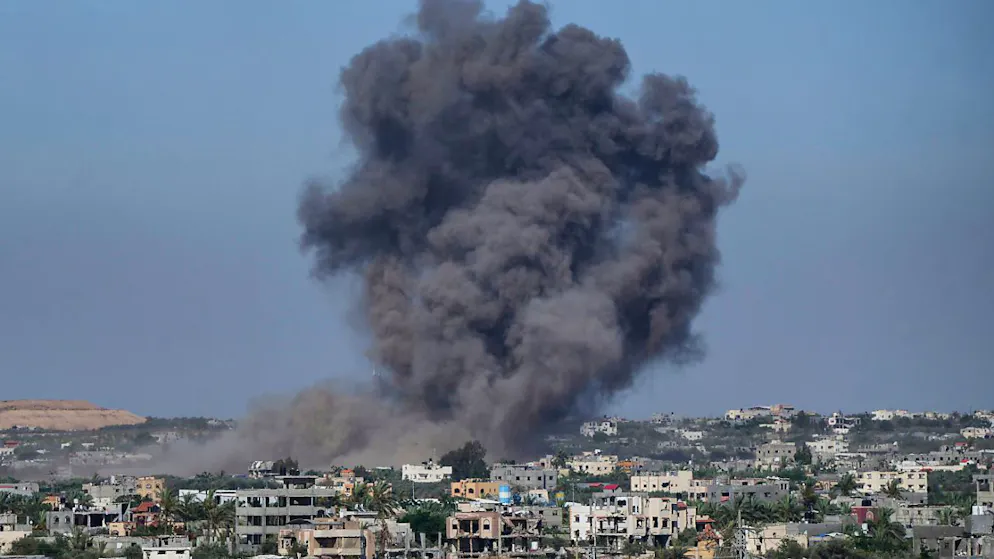 Nach einem israelischen Luftangriff steigt Rauch auf. Foto: Abdel Kareem Hana/AP/dpa