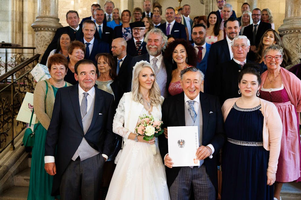 Der Wiener Impresario Richard Lugner ist mit 91 Jahren gestorben. Und hier noch das Erinnerungsfoto: Unternehmer Richard Lugner und Simone Reiländer stehen bei ihrer Trauung im Wiener Rathaus. 