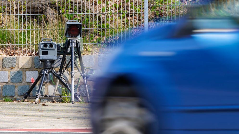 Een snelheidscontrole die voor een bouwplaats aan een snelweg in Rotterdam is geplaatst, functioneert niet goed vanwege het grote aantal auto's.  (archieffoto)