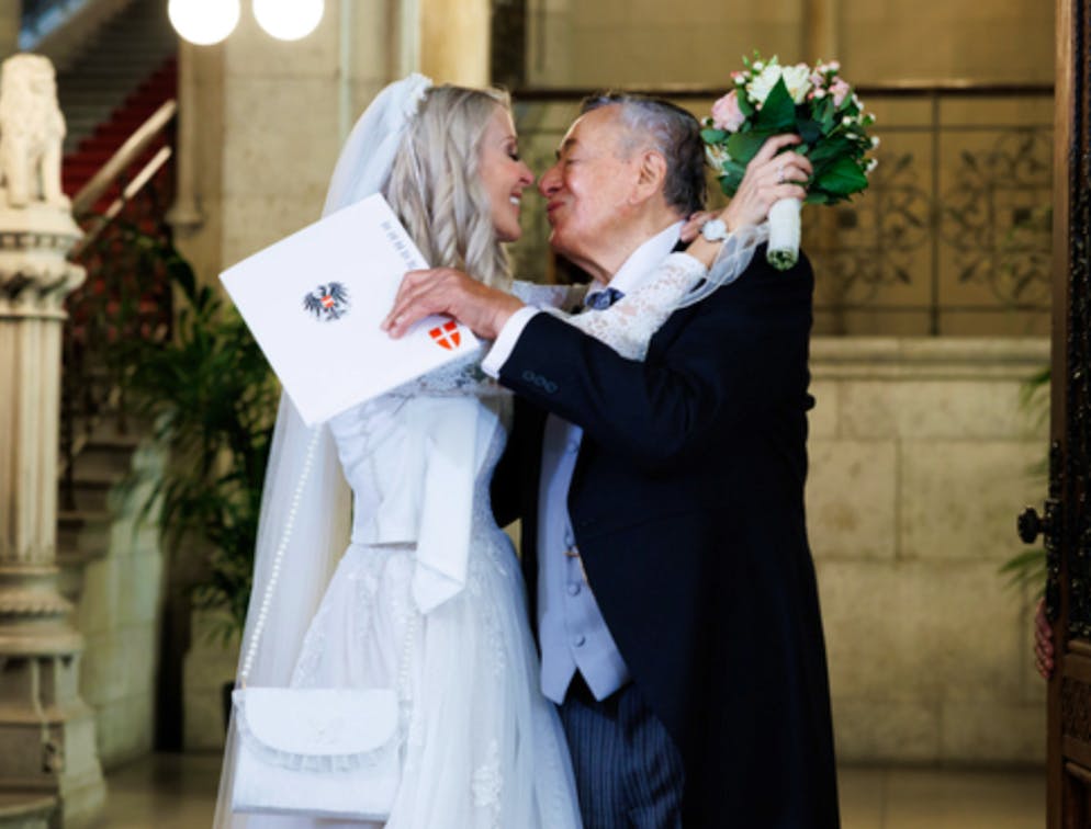 Der Wiener Impresario Richard Lugner ist mit 91 Jahren gestorben. Erst im vergangenen Juni hat Richard Lugner seine Partnerin Simone Reiländer bei einer pompösen Feier in Wien geheiratet. Selbstverständlich wurde er dabei von TV-Kameras begleitet. Lugner lebte ein Leben im Scheinwerferlicht.