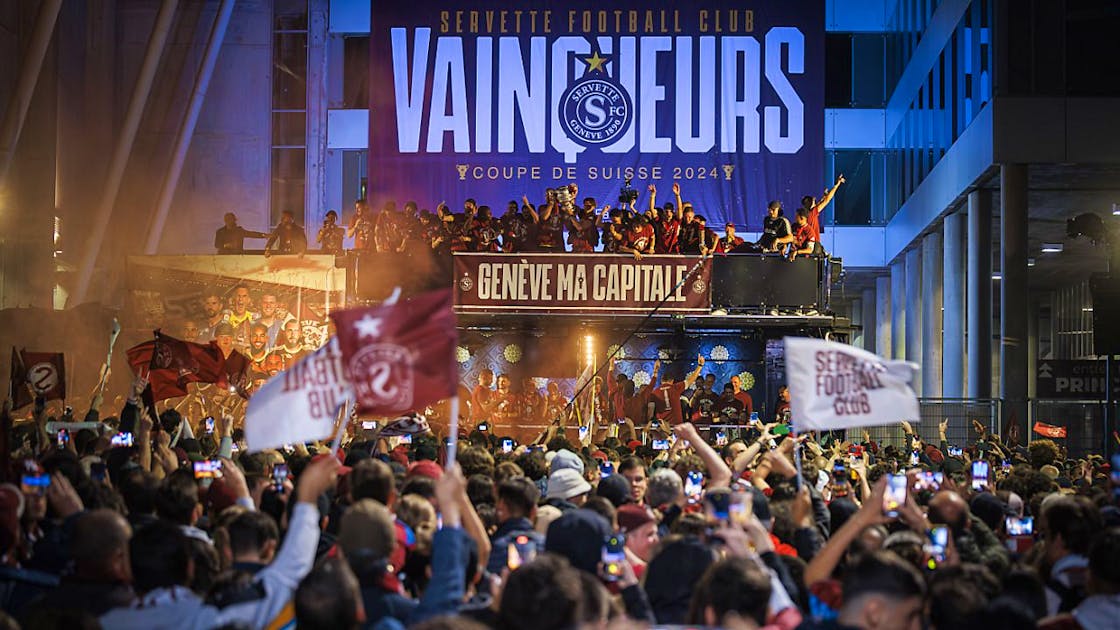 Une foule de fans en liesse accueille le Servette FC à Genève