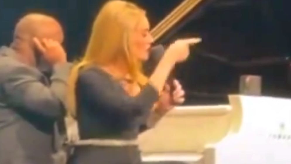 «Halt die Klappe». Adele weist Fan nach homophobem Zwischenruf zurecht