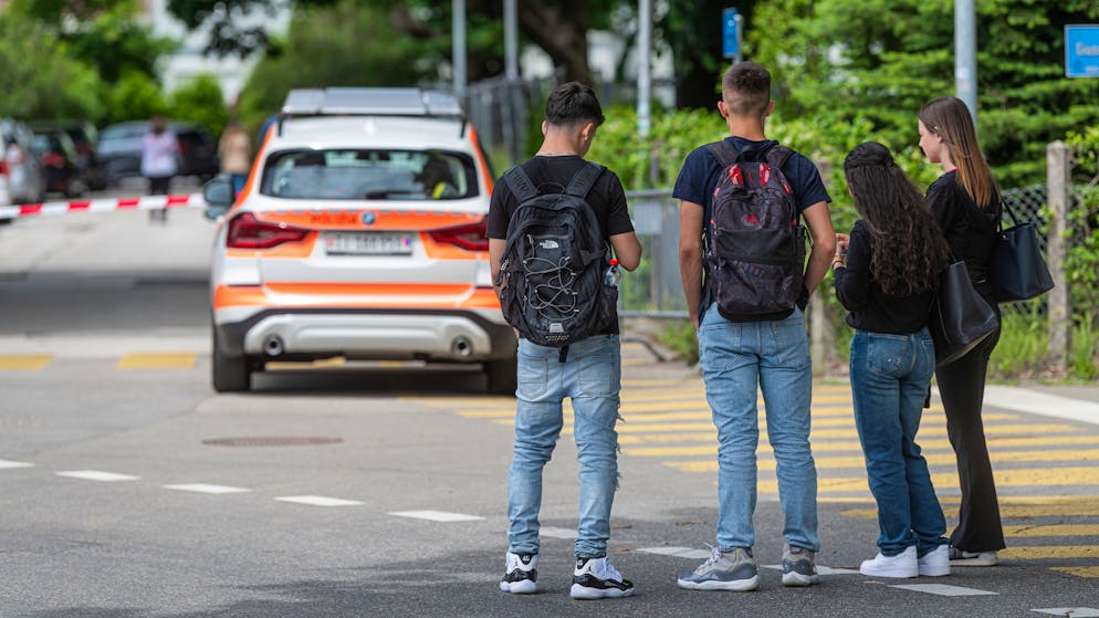 Docente minacciata. Due i giovani fermati alla Commercio, hanno usato un'arma finta
