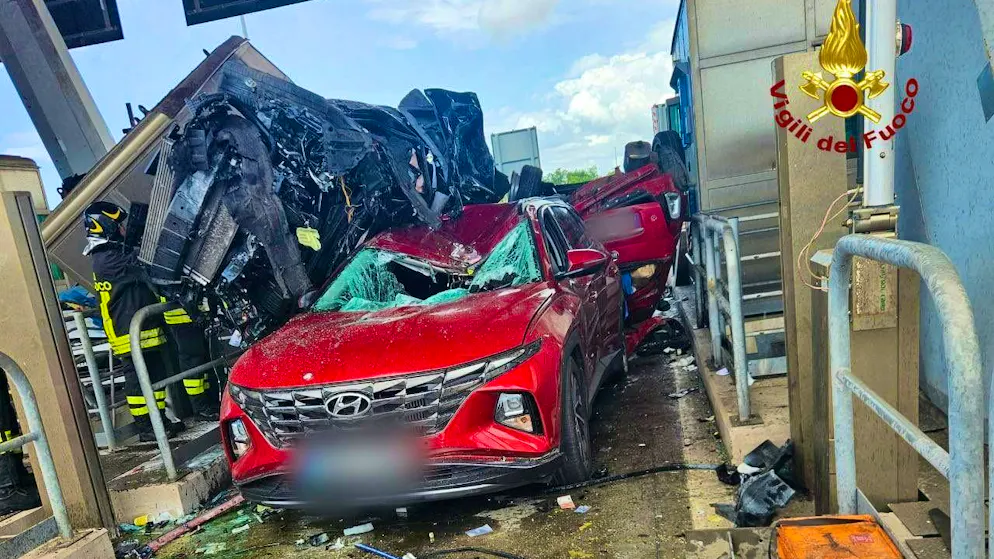 Terribile incidente in Italia. Auto si schianta contro un mezzo fermo al casello: 3 morti e 6 feriti