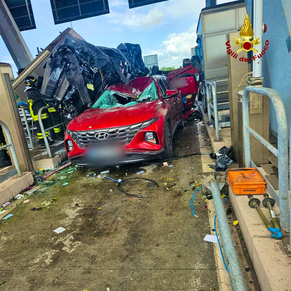 L'incidente ha distrutto completamente anche il casello. 
