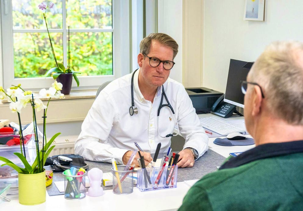 I fatti più importanti per la Svizzera e il Ticino nel 2024. Finora chi voleva ottenere una patente di guida in età pensionabile doveva sottoporsi a una visita medica a partire dai 65 anni. Ora questo limite di età è stato innalzato. Dal 1° marzo la visita sarà infatti necessaria solo dai 75 anni. Il regolamento rimane invariato per le persone che hanno già la licenza di guida: anche loro dovranno sottoporsi a un controllo medico a partire dai 75 anni.