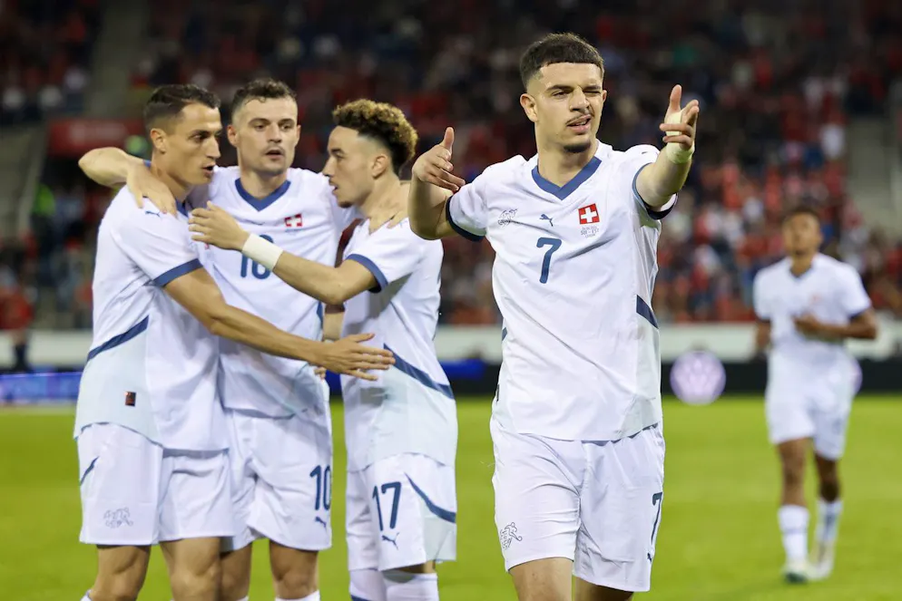 Davanti, Zeki Amdouni, festeggia dopo aver segnato. Dietro, da sinistra, si riconoscono Vincent Sierro, Granit Xhaka e Ruben Vargas.