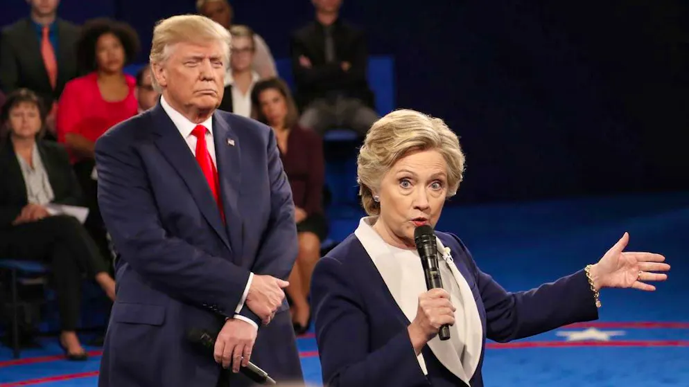 Trump e Hillary Clinton il 9 ottobre 2016 durante il duello televisivo a St. Louis, Missouri.