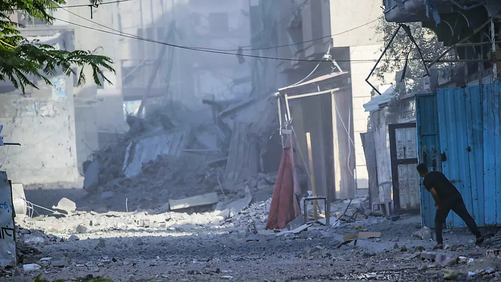 Bombardamento israeliano nel campo profughi di Al Bureije, nel sud della Striscia di Gaza
