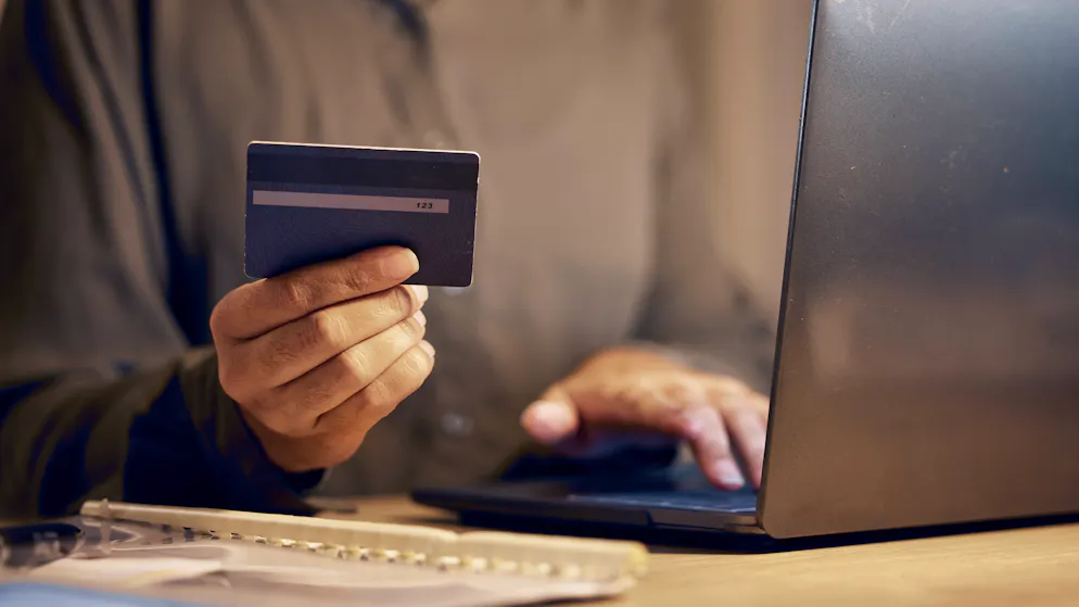 Seltene Krankheit. Während sie schlafwandelt, kauft diese Frau online ein