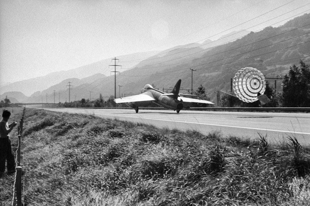 Esercitazioni storiche delle forze aeree sulle autostrade svizzere. Il paracadute di frenata aiuta il jet ad arrestarsi.