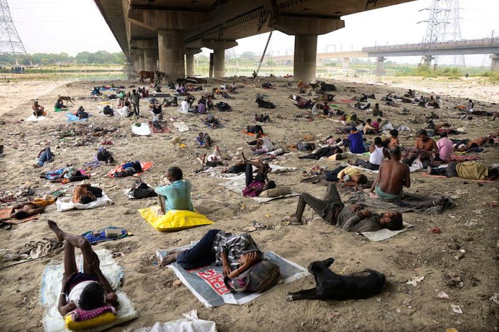 Obdachlose schlafen an einem extrem heissen Tag in Neu-Delhi im Schatten einer Überführung.