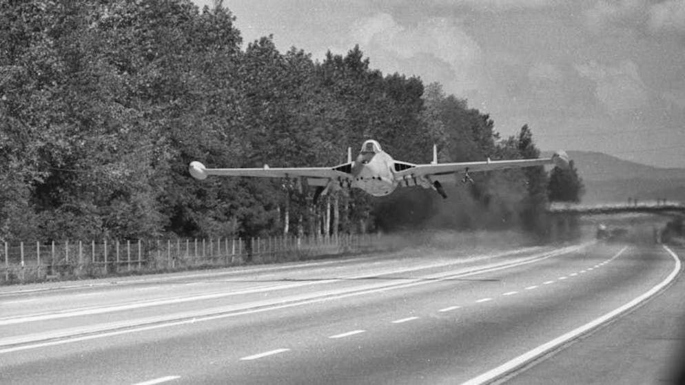 Esercitazioni storiche delle forze aeree sulle autostrade svizzere. Qui il decollo di un Venom DH-112 subito dopo il ponte autostradale. Il riscaldamento dell'aria causato dal motore monogetto è chiaramente visibile.