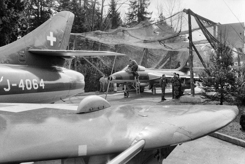 Esercitazioni storiche delle forze aeree sulle autostrade svizzere. I jet Hawker Hunter sono mimetizzati.
