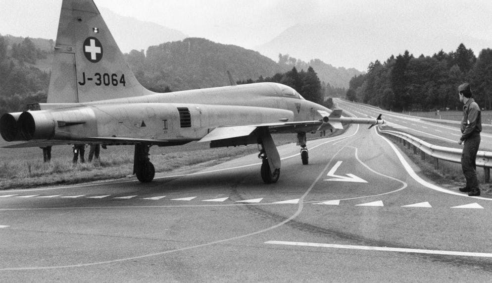 Esercitazioni storiche delle forze aeree sulle autostrade svizzere. Un pilota fantasma? No, solo un jet da combattimento sull'autostrada.