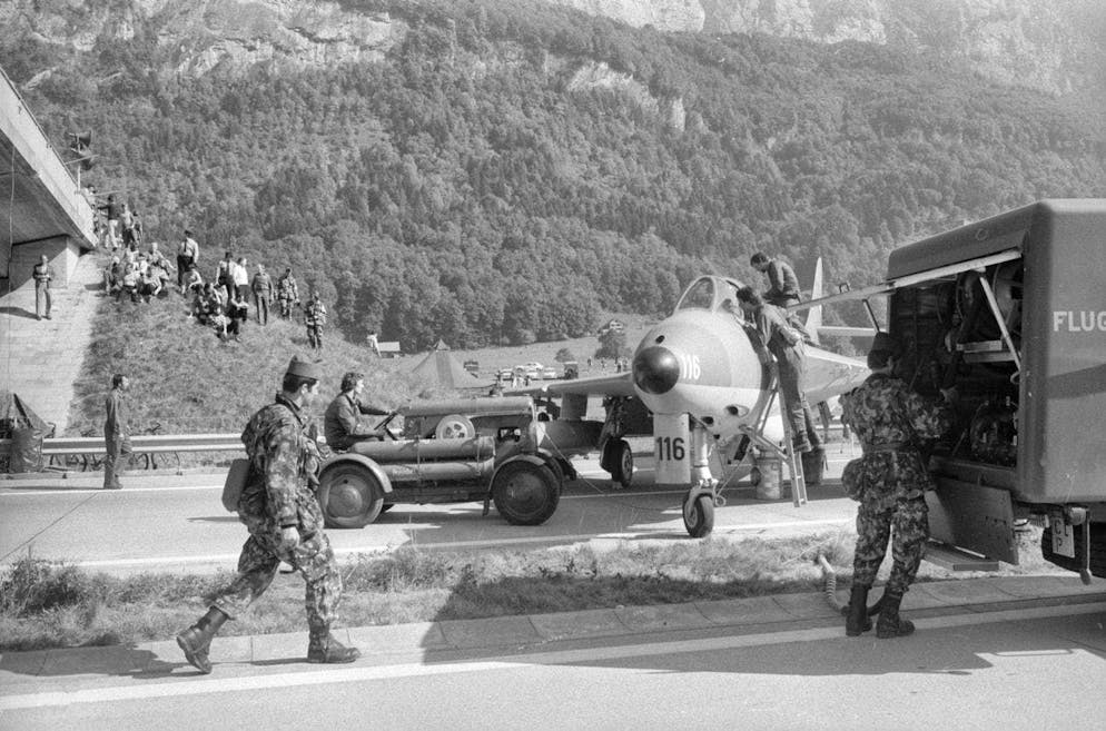 Esercitazioni storiche delle forze aeree sulle autostrade svizzere. I coniugi Swiss osservano i jet pronti al decollo dopo l'atterraggio.