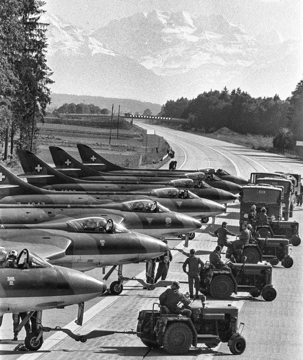 Esercitazioni storiche delle forze aeree sulle autostrade svizzere. Il 28 settembre 1974, jet da combattimento Hawker Hunter si preparano al decollo sull'autostrada A1 nei pressi di Oensingen SO.