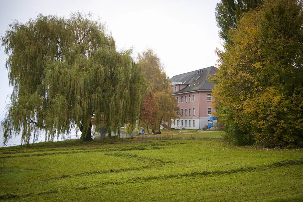 Foto dell'edificio della clinica psichiatrica scattata lunedì 31 ottobre 2016, a Muensterlingen. Il numero dei pazienti ignari su cui si testavano i farmaci è risultato essere molto superiore a quello che era stato ipotizzato fino a pochi anni fa. 