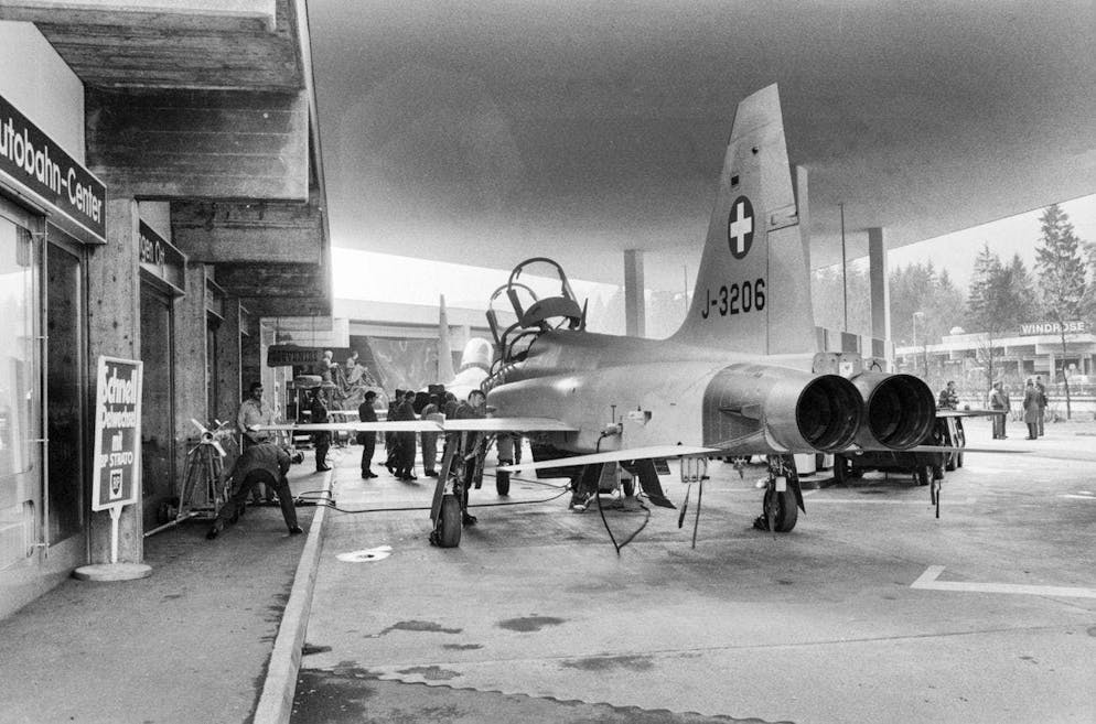 Esercitazioni storiche delle forze aeree sulle autostrade svizzere. Sei anni prima, la stessa immagine: un F-5 Tiger in una zona dove non ci si aspetterebbe che il jet voli.